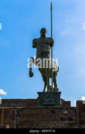 Pompei, Italia statua del centauro. Statua moderna dallo scultore polacco Igor Mitoraj sul forum del sito archeologico della antica città romana. Foto Stock