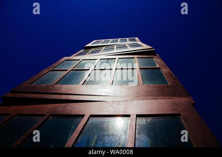 Basso angolo di ripresa di un brutale edificio architettonico marrone edificio Foto Stock