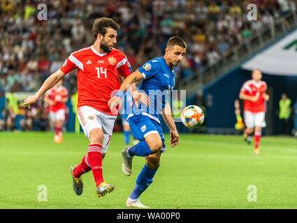 Nizhny Novgorod, Russia - 11 giugno 2019. In Russia la squadra nazionale defender Georgi Dzhikiya contro Cipro team nazionale centrocampista Anthony Georgiou durante Foto Stock