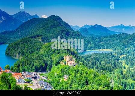Il castello di Hohenschwangau di fronte il Castello di Neuschwanstein a Hohenschwangau Bavaria Foto Stock