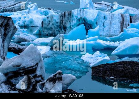 Bellissimo scatto di iceberg e piccole formazioni di ghiaccio Foto Stock