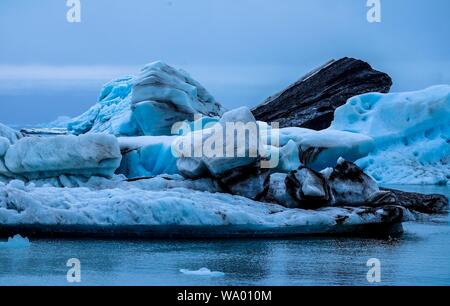 Bellissimo scatto di iceberg e piccole formazioni di ghiaccio Foto Stock