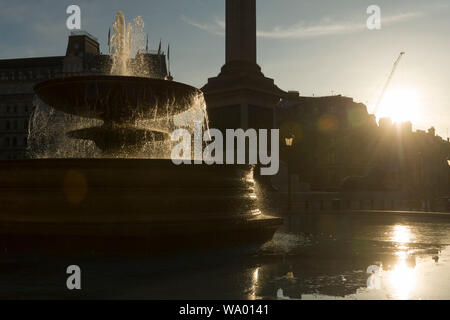 La mattina presto Trafalgar Square, Londra, Gran Bretagna. Trafalgar Square è una piazza nel centro di Londra, il suo nome commemora la Battaglia di Trafalgar, Foto Stock