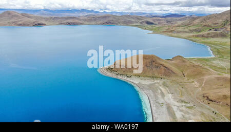 (190816) -- PECHINO, Agosto 16, 2019 (Xinhua) -- Foto aeree prese sulla luglio 22, 2019 mostra lo scenario del Yamzbog Yumco Lago in Shannan, a sud-ovest della Cina di regione autonoma del Tibet. Il Tibet ha visto significativi progressi nel ripristinare la biodiversità, con una foresta il tasso di copertura del 12.14%, detto un libro bianco pubblicato nel mese di marzo di questo anno per la Cina del Consiglio di Stato Ufficio informazioni. La popolazione di antilopi tibetane è cresciuto da 60.000 negli anni novanta a più di 200.000 e Tibetano asini selvatici hanno aumentato in numeri da 50.000 a 80.000, notare il documento intitolato "La riforma democratica in Foto Stock