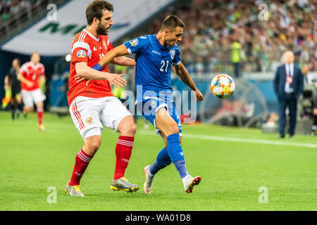 Nizhny Novgorod, Russia - 11 giugno 2019. In Russia la squadra nazionale defender Georgi Dzhikiya contro Cipro team nazionale centrocampista Anthony Georgiou durante Foto Stock