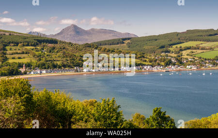 Cluster di case sulla riva di Lamlash Bay sotto la montagna di Goatfell sullo Scottish Isle of Arran. Foto Stock