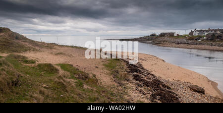 Il fiume Brora sfocia nel mare del Nord a Brora villaggio nelle Highlands della Scozia. Foto Stock