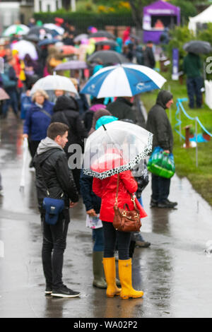 Southport, Merseyside. Regno Unito Meteo. Il 16 agosto, 2019. La sciacquatura anticipato come heavy rain alluvioni il Southport Flower Show. Heavy Rain che persistono nella mattina. Piuttosto ventoso durante tutto il giorno come presenze sono colpite dal maltempo. Credito: MediaWorldImages/Alamy Live News Foto Stock