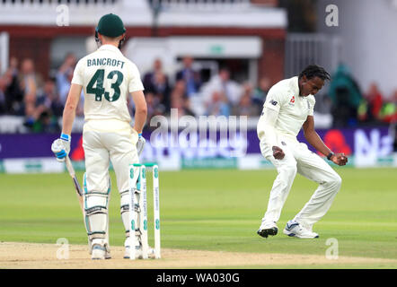 L'Inghilterra del Jofra Archer (destra) celebra tenendo il paletto dell'Australia Cameron Bancroft durante il giorno tre delle ceneri Test match al Signore, Londra. Foto Stock