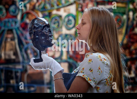 Casa d'Aste assistant Romey Clark da Bonhams, Edimburgo, richiede uno sguardo più da vicino a 'Tete de picador nez casse', un bronzo maschera facciale di Pablo Picasso espressi nel 1960 (stima £60,000-80,000) che funzioni nel migliore dei Bonhams mostra annuale organizzato per celebrare questo anno di Edinburgh International Festival e showcase dal prossimo Bonhams autunno e inverno le vendite in tutto il Regno Unito. Foto Stock