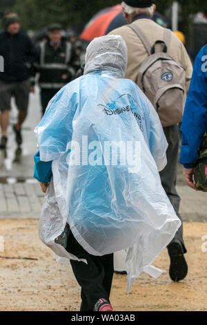 Southport, Merseyside, 16 agosto 2019. Heavy Rain si riversa verso il basso sui visitatori sfidando le terribili condizioni atmosferiche come si fanno strada nel 2019 Southport Flower Show. Il Regno Unito è impostata in modo da essere martoriata da più di un mese di pioggia oggi - prima che il caldo ritorna per la Bank Holiday. Credito: Cernan Elias/Alamy Live News Foto Stock