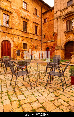 Montepulciano, Italia tabelle vuote presso la caffetteria presso la piazza principale in Toscana famosa regione del vino Foto Stock