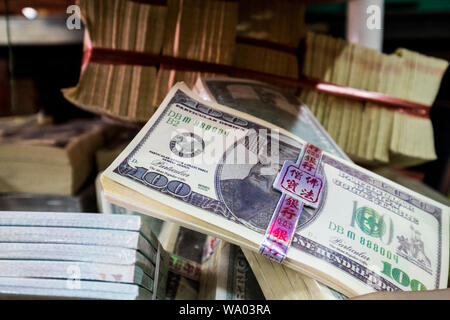 Denaro falso, utilizzato come offerte di buddista. In un negozio di religiosi in Alor Setar, Kedah, Malaysia. Foto Stock