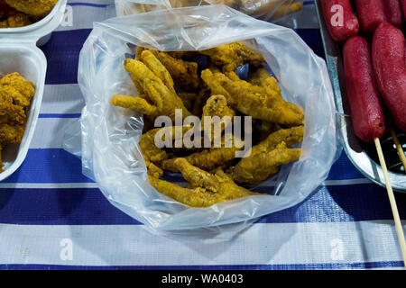 Un grande sacco di pollo fritto in piedi per la vendita su un mercato notturno di Langkawi, Kedah, Malaysia. Foto Stock