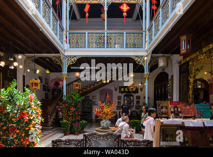 Interno atrio principale dell'oppulent Pinang Peranakan Mansion di George Town, Penang, Malaysia. Foto Stock