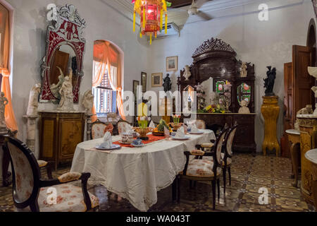 Una delle sale da pranzo del oppulent Pinang Peranakan Mansion di George Town, Penang, Malaysia. Foto Stock