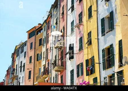 Casa colorate facciate con balconi e persiane tipiche nella città vecchia di Portovenere, liguria, Italia Foto Stock