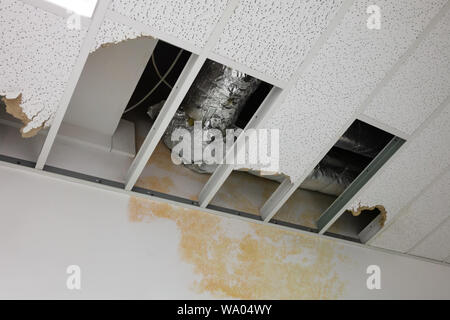 Basso Angolo di visione di un antico soffitto rotto Foto Stock