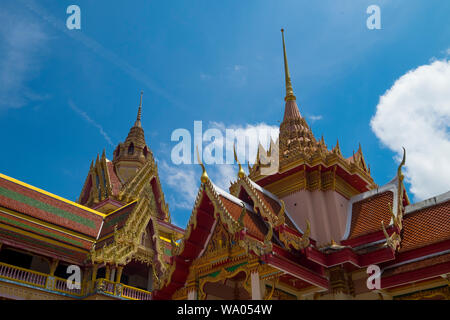 Gli ornati, riccamente intagliati linea del tetto a Kiri Dragon Boat tempio in Tumpat, Malaysia. Foto Stock