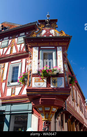 Deutschland,Hessen, Seligenstadt,Erker am Einhardhaus,erbaut 1596 mit dem Ausspruch Karls des Großen: "Selig sei die Stadt genannt, da ich meine Tocht Foto Stock