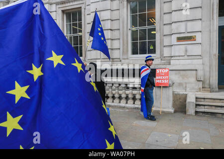 Londra REGNO UNITO. Il 16 agosto 2019. Pro Europa protester Steve Bray da (SODEM) Stand di Defiance Unione europea proteste al di fuori del Cabinet Office in Whitehall Credito: amer ghazzal/Alamy Live News Foto Stock