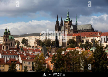 Prager Burg mit Veitsdom auf dem Berg Hradschin, Prag, Tschechien, Europa| Il Castello di Praga con la Cattedrale di San Vito sulla montagna Hradčany, Praga, Foto Stock