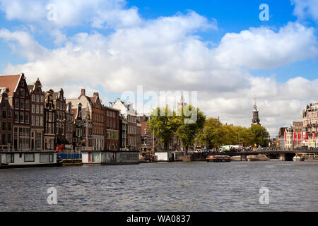 Tipiche case galleggianti di fronte a tipiche case a graticcio in Herrengracht, Amsterdam, Olanda, Paesi Bassi, 30057056.Caption locale *** Foto Stock