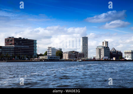 Vista sul fiume Amstel su edificio per uffici nel centro della città di Amsterdam, Olanda, Paesi Bassi, 30057060.Caption locale *** Foto Stock