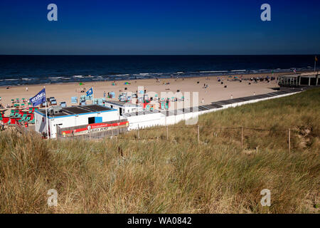 Area di spiaggia con sedie a sdraio sulla spiaggia di Egmond,mare del Nord, Olanda , Paesi Bassi , 30057061.Caption locale *** Foto Stock