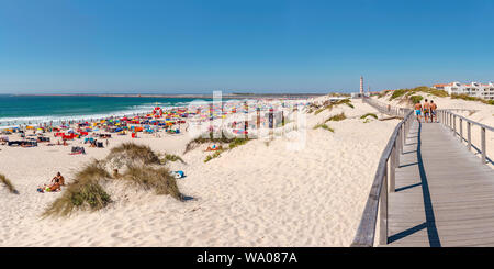 Praia da Barra, ombrelloni e frangivento, Aveiro, Portogallo Portogallo, 30062676.Caption locale *** Foto Stock