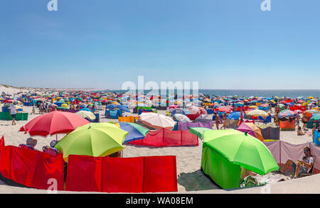 Praia da Barra, ombrelloni e frangivento, Aveiro, Portogallo Portogallo, 30062727.Caption locale *** Foto Stock