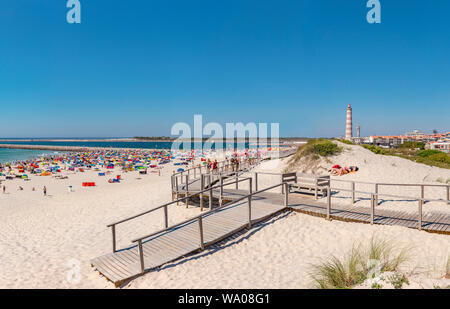 Praia da Barra, ombrelloni e frangivento, Aveiro, Portogallo Portogallo, 30062752.Caption locale *** Foto Stock