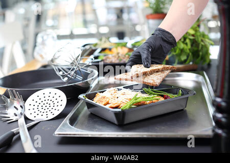 Servizi di catering. Box dieta. Cibo da asporto in una scatola. Foto Stock