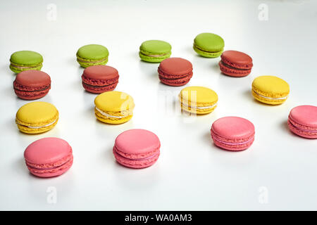 Vista laterale di un piccante macarons o amaretti, dolce meringa-base confezione con una ganache, crema di burro o marmellata ripieno racchiuso a sandwich fra tali due c Foto Stock