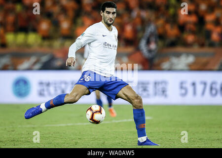 Calcio belga giocatore Marouane Fellaini dello Shandong Luneng Taishan dribbling contro Wuhan Zall nel loro ventiduesimo tondo corrispondere durante il 2019 Chinese Football Association Super League (CSL) nella città di Wuhan, Cina centrale della provincia di Hubei, 15 agosto 2019. Wuhan Zall sconfitto Shandong Luneng Taishan 2-1. Foto Stock