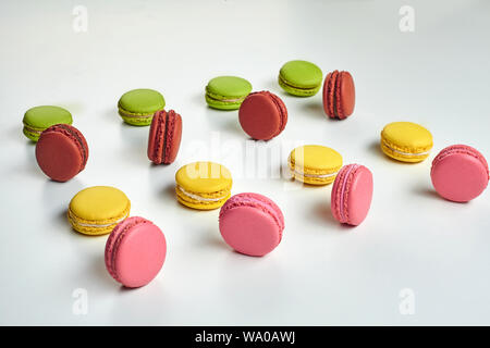 Vista laterale di un piccante macarons o amaretti, dolce meringa-base confezione con una ganache, crema di burro o marmellata ripieno racchiuso a sandwich fra tali due c Foto Stock