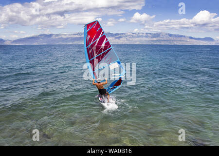 I giovani surfisti in le onde del mare Foto Stock