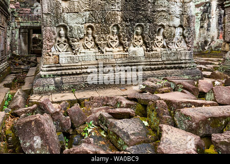 Fila di eremiti presso le facciate di una cappella nel cortile nord-occidentale del primo involucro in Preah Khan temple, in Siem Reap Cambogia Foto Stock