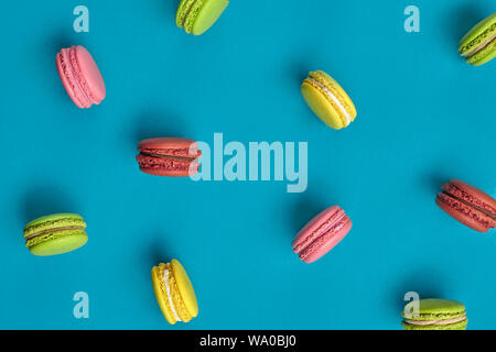 Vista dall'alto di un piccante macarons o amaretti, dolce meringa-base confezione con una ganache, crema di burro o marmellata ripieno racchiuso a sandwich fra tali due co Foto Stock