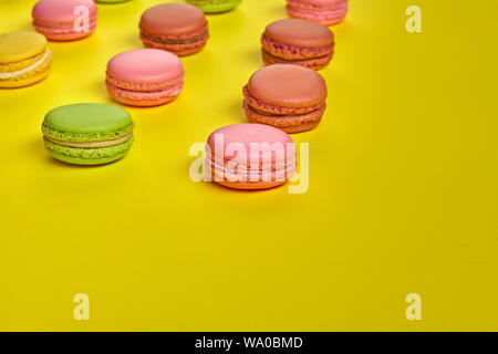 Vista laterale di un piccante macarons o amaretti, dolce meringa-base confezione con una ganache, crema di burro o marmellata ripieno racchiuso a sandwich fra tali due c Foto Stock