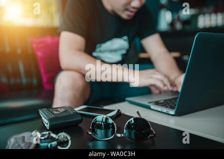 Lo stile di vita di un giovane creatore di contenuti o freelance che lavorano in coffee shop Foto Stock