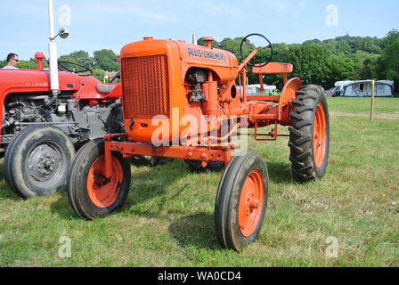 Un trattore Allis-Chalmers d'epoca ha parcheggiato in mostra alla Torbay Steam Fair, Churston, Devon, Inghilterra, Regno Unito. Foto Stock