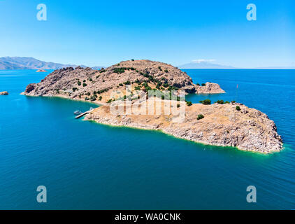 Vista aerea di Akdamar la chiesa della Santa Croce, nascosto i monumenti dell'Anatolia. Isola di Akdamar sul lago Van, Turchia orientale. Foto Stock