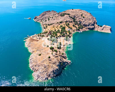 Vista aerea di Akdamar la chiesa della Santa Croce, nascosto i monumenti dell'Anatolia. Isola di Akdamar sul lago Van, Turchia orientale. Foto Stock