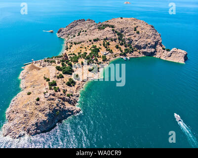 Vista aerea di Akdamar la chiesa della Santa Croce, nascosto i monumenti dell'Anatolia. Isola di Akdamar sul lago Van, Turchia orientale. Foto Stock