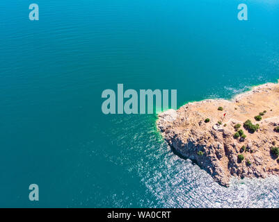 Vista aerea di isola di Akdamar sul lago Van, Turchia orientale. Bandiera della Turchia sull'isola Foto Stock