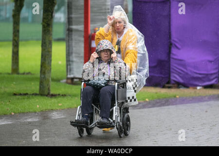 Southport, Merseyside. Regno Unito Meteo. Il 16 agosto, 2019. La sciacquatura anticipato come heavy rain alluvioni Ladies giorno a Southport Flower Show. Heavy Rain che persistono nella mattina. Piuttosto ventoso durante tutto il giorno come presenze sono colpite dal maltempo. Credito; MediaWorldImages/AlamyLiveNews Foto Stock