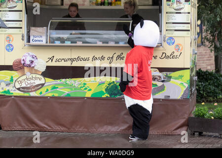 Mascotte Bambu the Panda con camicia rossa accanto al furgone gelato al Southport Flower Show. REGNO UNITO Foto Stock