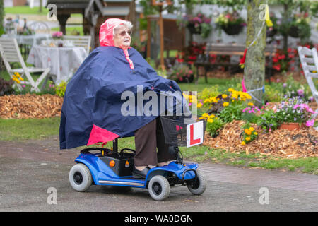 Southport, Merseyside. Regno Unito Meteo. Il 16 agosto, 2019. La sciacquatura anticipato come heavy rain alluvioni Ladies giorno a Southport Flower Show. Heavy Rain che persistono nella mattina. Piuttosto ventoso durante tutto il giorno come presenze sono colpite dal maltempo. Credito; MediaWorldImages/AlamyLiveNews Foto Stock