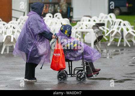 Southport, Merseyside. Regno Unito Meteo. Il 16 agosto, 2019. La sciacquatura anticipato come heavy rain alluvioni Ladies giorno Southport Flower Show. Heavy Rain che persistono nella mattina. Piuttosto ventoso durante tutto il giorno come presenze sono colpite dal maltempo. Credito; MediaWorldImages/AlamyLiveNews Foto Stock